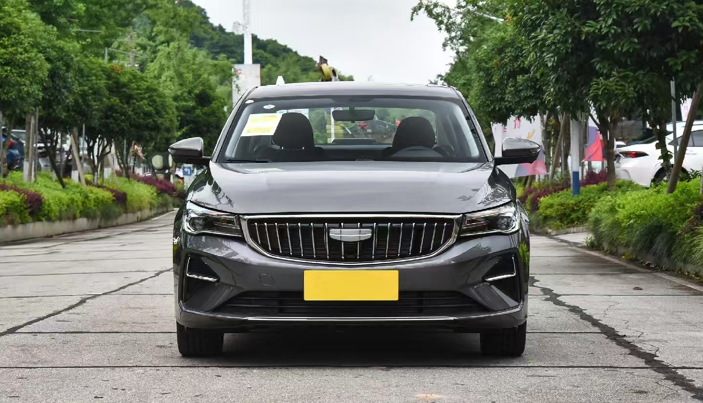 Geely Emgrand Премиум-класса с вариатором объемом 1,5 л 4-го поколения 2025 года выпуска