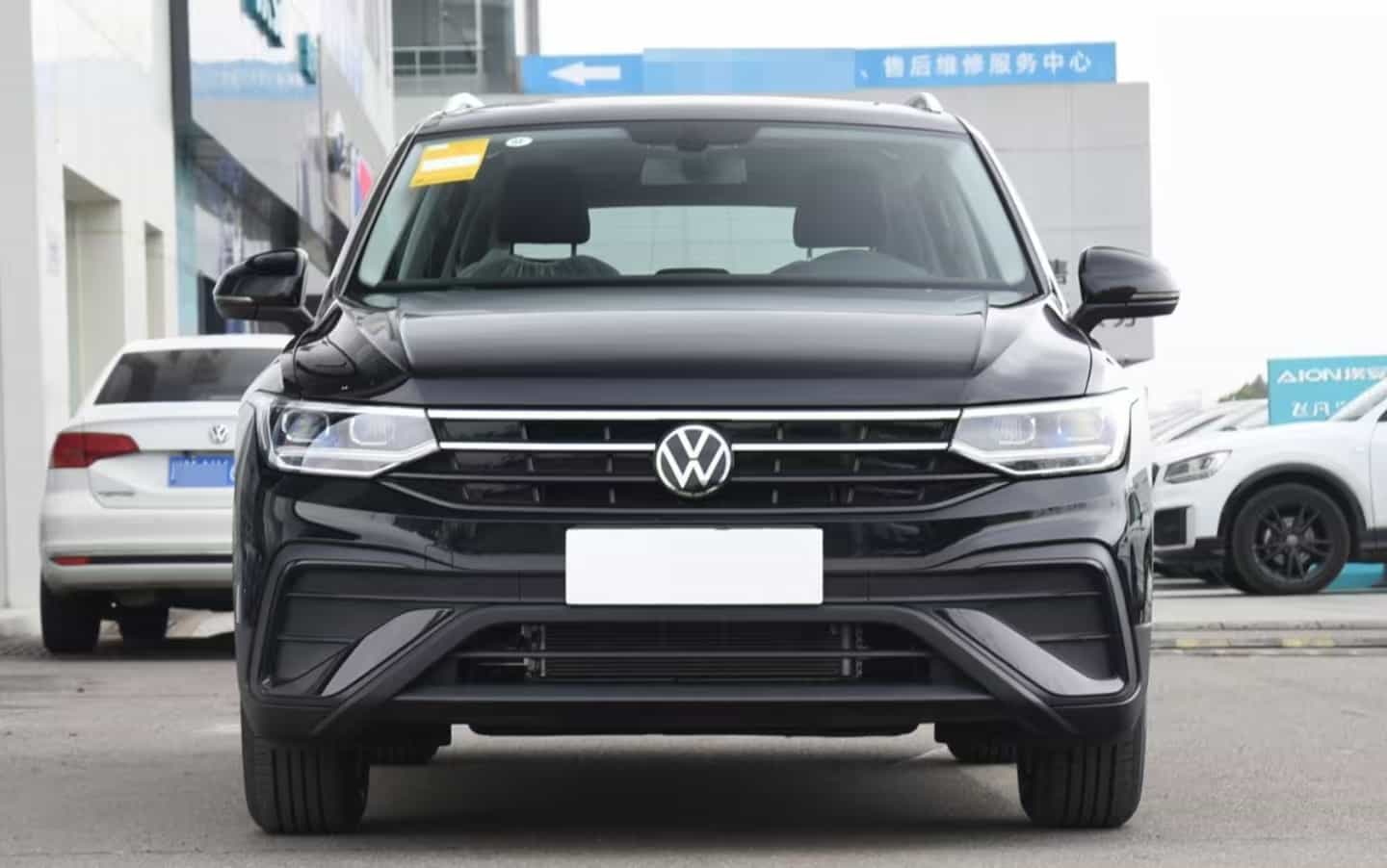 Удлиненная версия Tiguan L с автоматическим приводом на два колеса мощностью 300 л.с. 2024 года выпуска