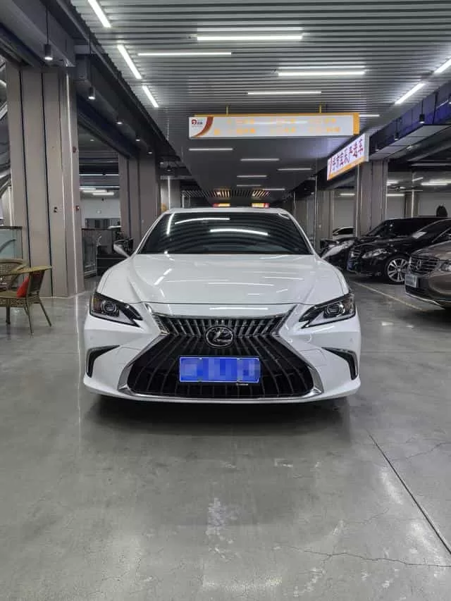 Lexus ES 2022, модель 200, Отличное издание
